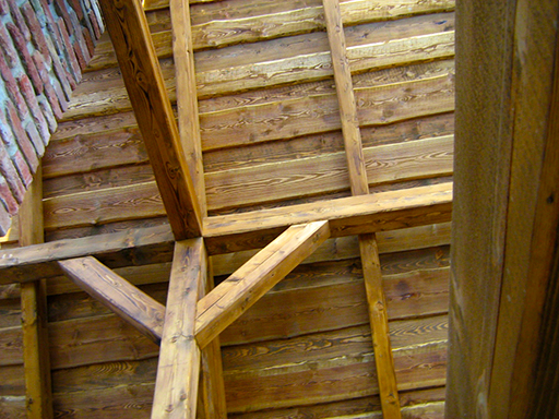 Dřevěný postaru dělaný strop