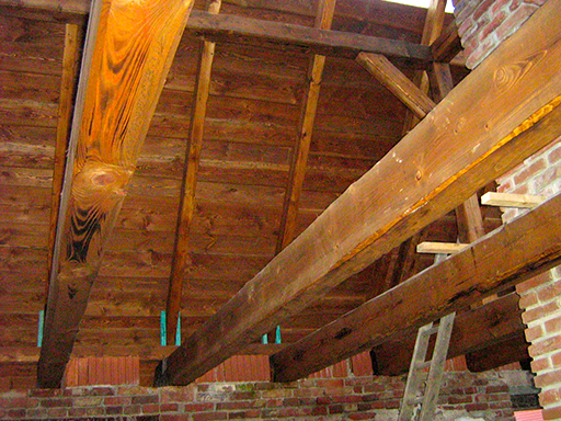 Dřevěný postaru dělaný strop